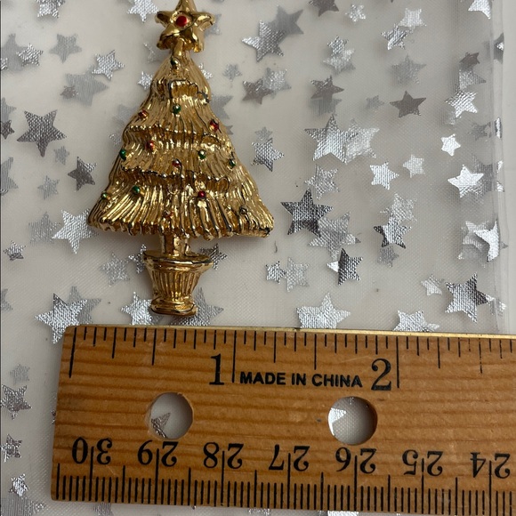 Vintage 3 Christmas Brooches Christmas Tree, Bells, Holiday Wreath & Gift Bags - Picture 9 of 9